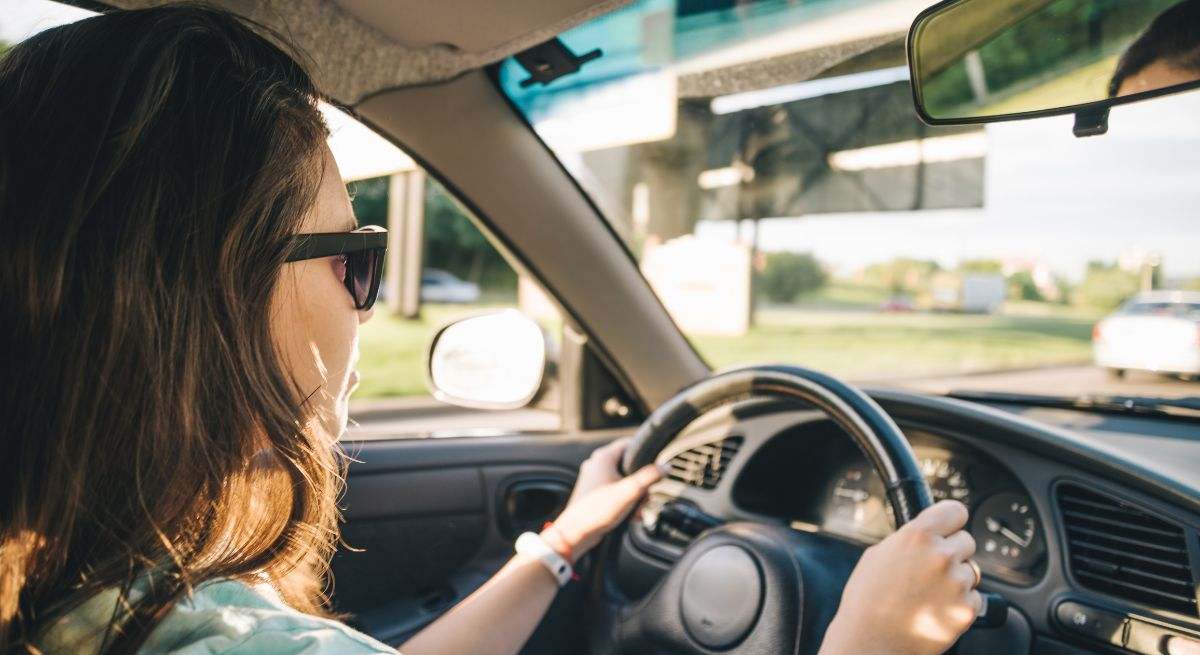 Una mujer conduce un coche en España