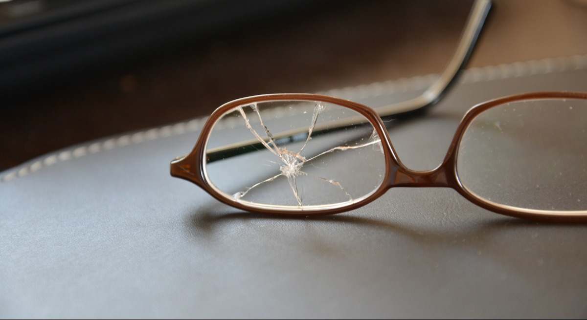 Los jóvenes estallan contra el Gobierno tras anunciar descuentos de 100 euros en gafas.
