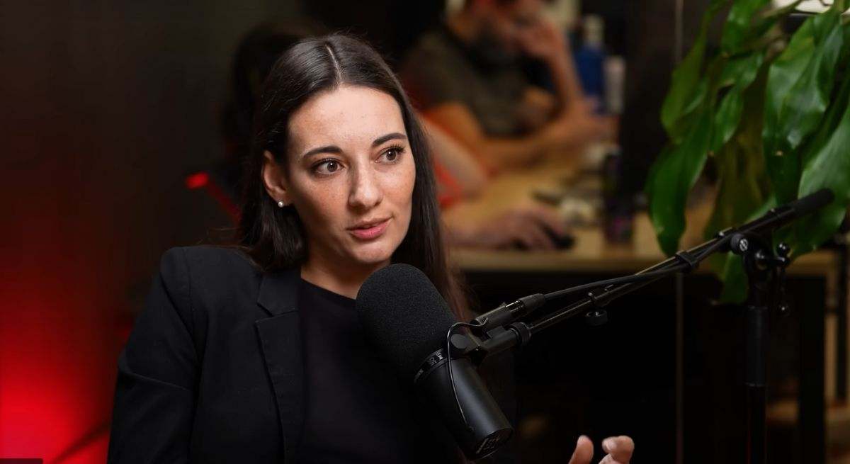 Ely Defferary, experta financiera, hablando en un podcast de Wall Street Wolverine