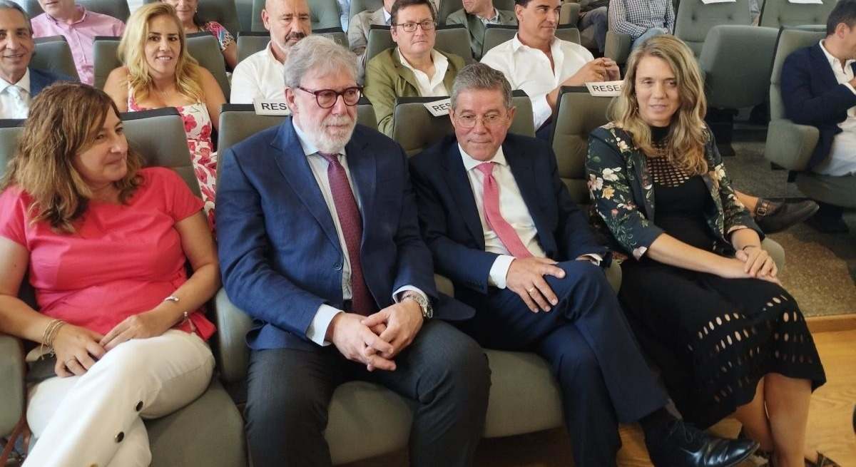 Carlos Magdaleno, nuevo presidente de CEOE Valladolid (centro), flanqueado por el presidente de CEOE CyL, Santiago Aparicio, y la presidenta de Cepyme, Ángela de Miguel