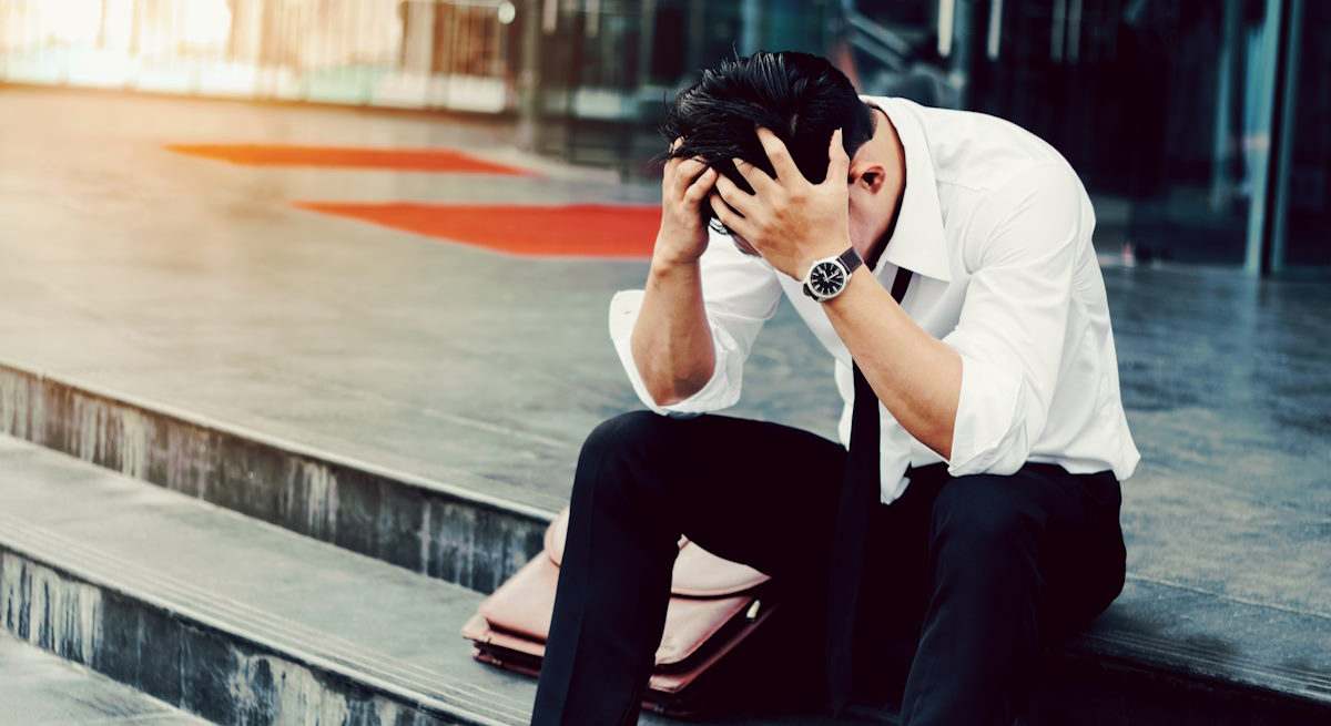 Trabajador despedido se echa las manos a la cabeza