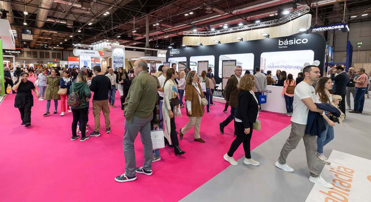 Publico asistente a la feria del SIMA Salón inmobiliario de Madrid