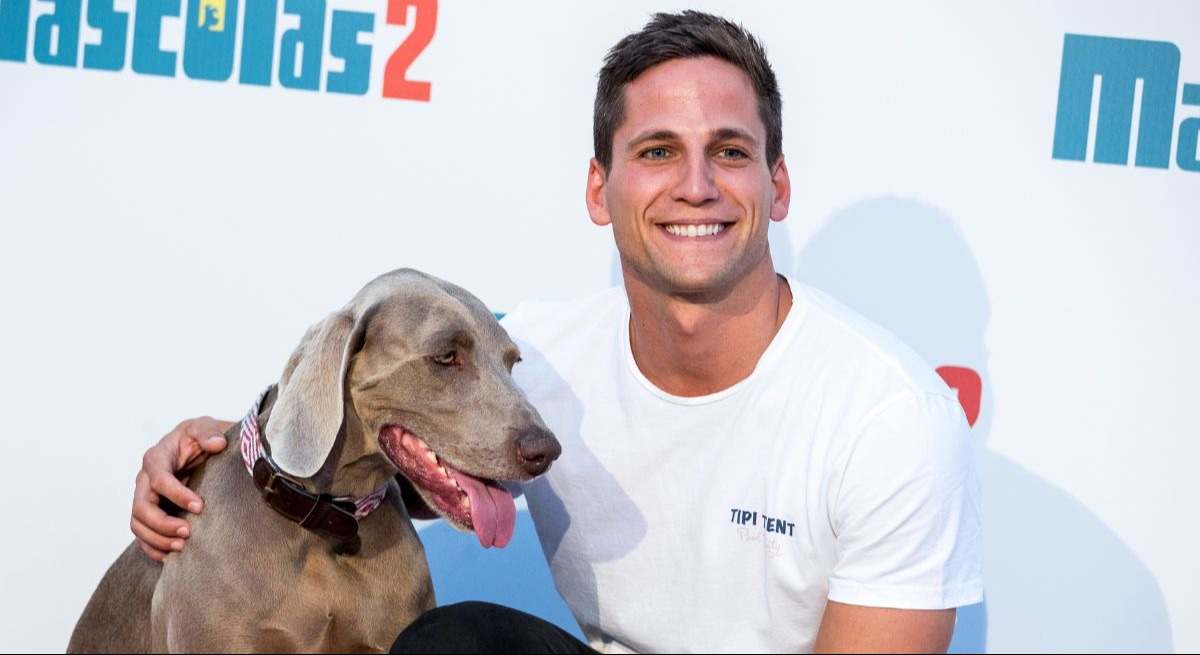 Gotzon Mantuliz posando en el photocall de Mascotas 2 junto a su perro