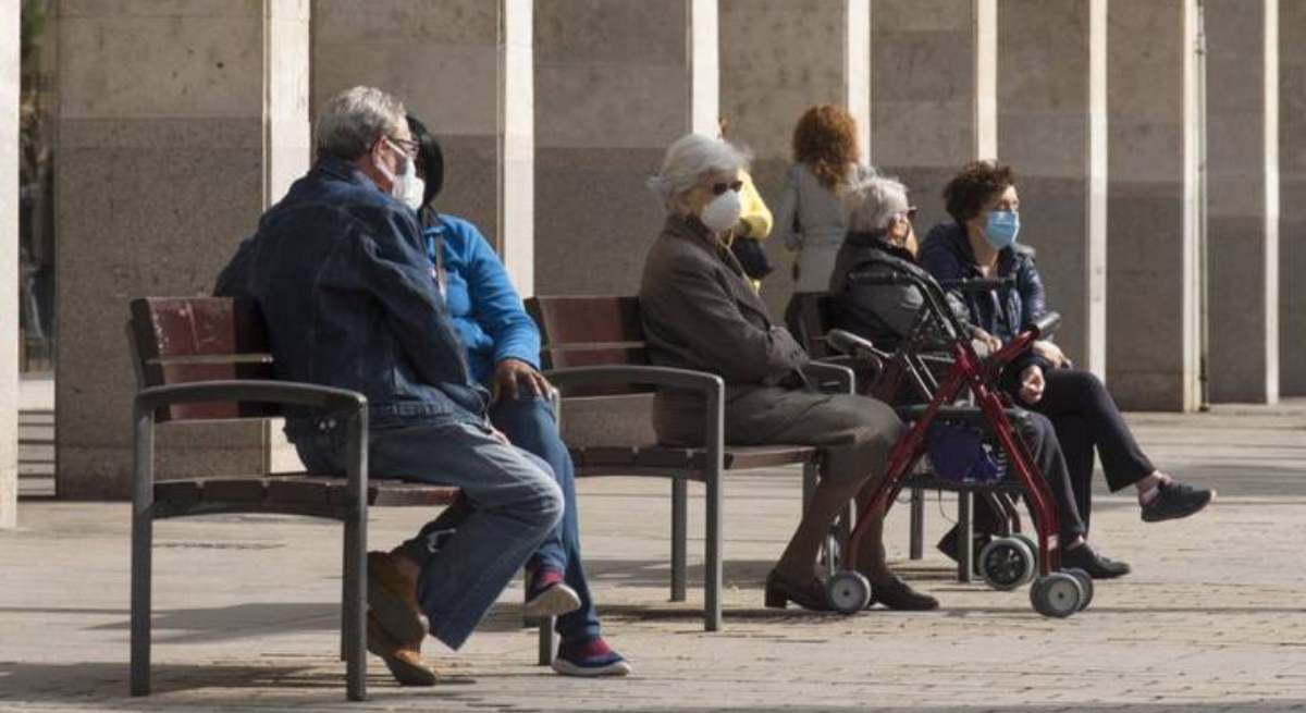 Varias personas mayores / EP