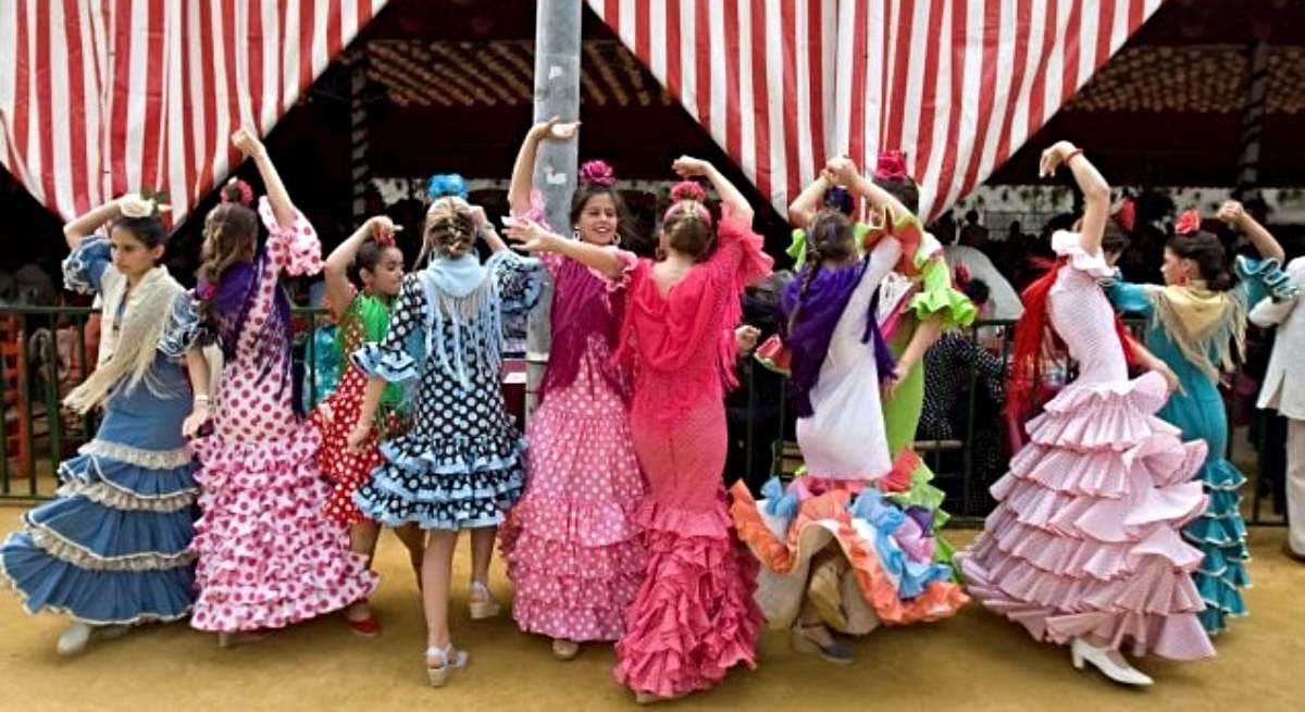 Varias chicas con trajes de flamenca