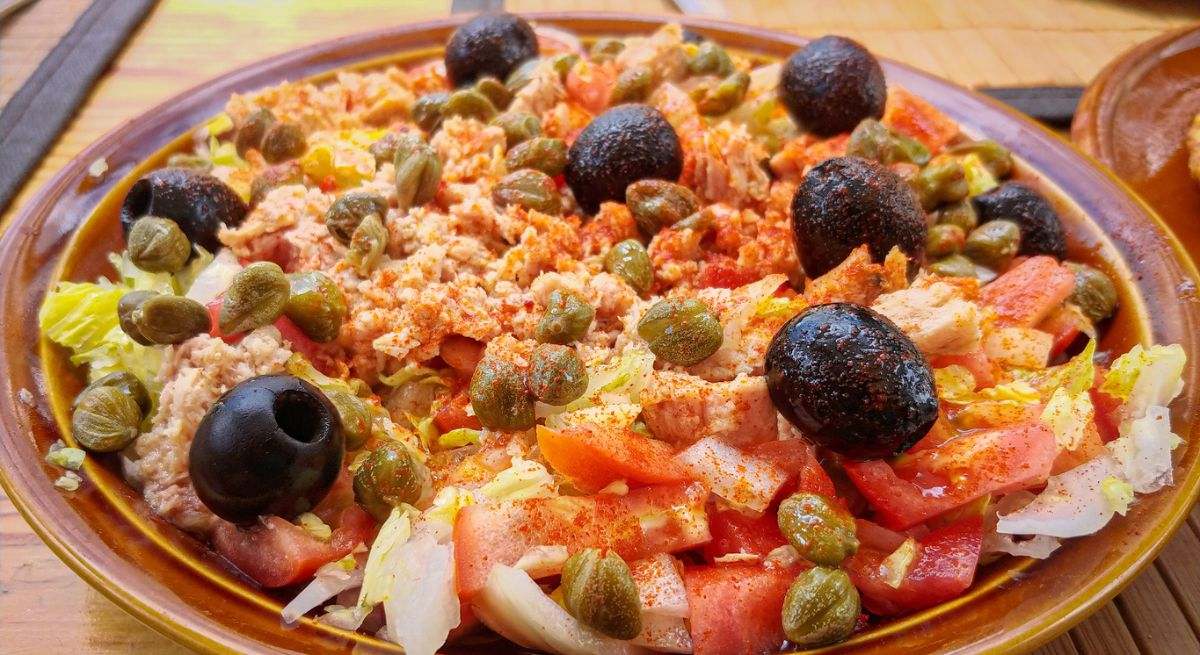 La pipirrana, el plato andaluz que tomaban los jornaleros en los días de calor: ideal para refrescarse en verano