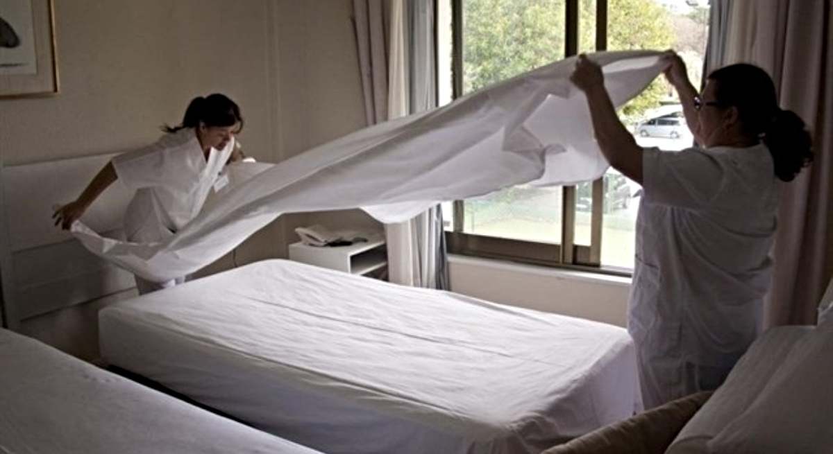 Dos empleadas hacen una cama / EP
