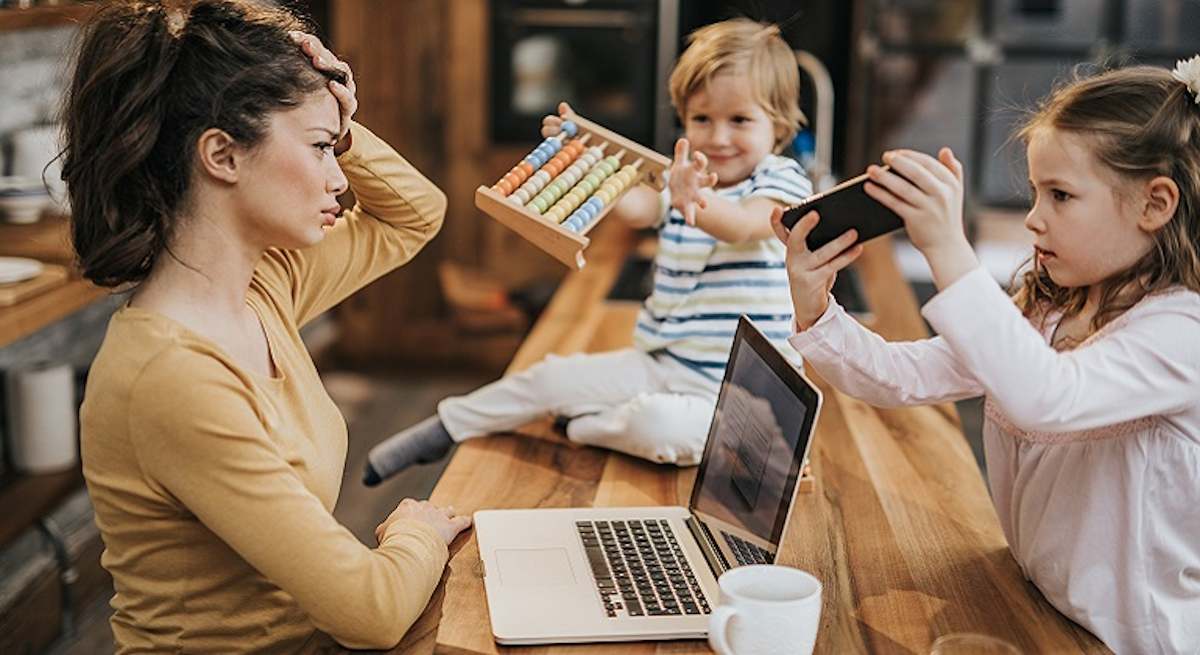 Teletrabajadora_con_hijos_Istock.jpg