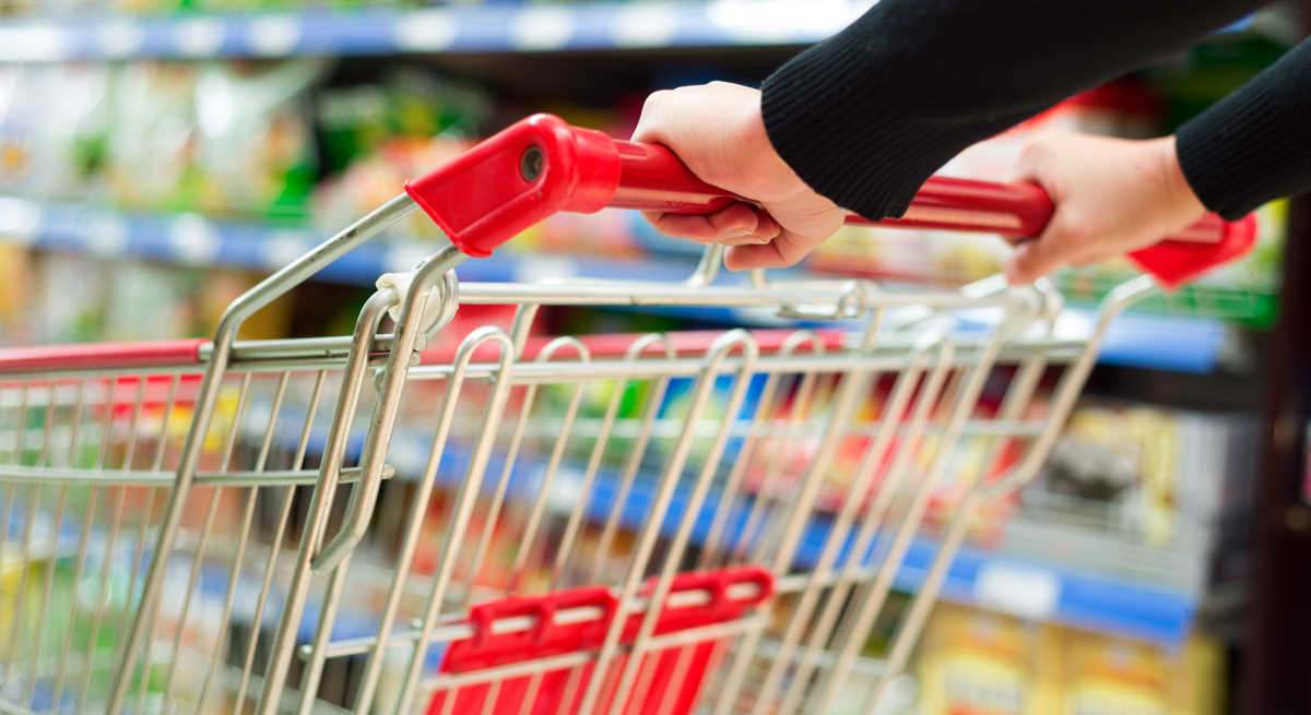 Una mujer haciendo la compra en un supermercado
