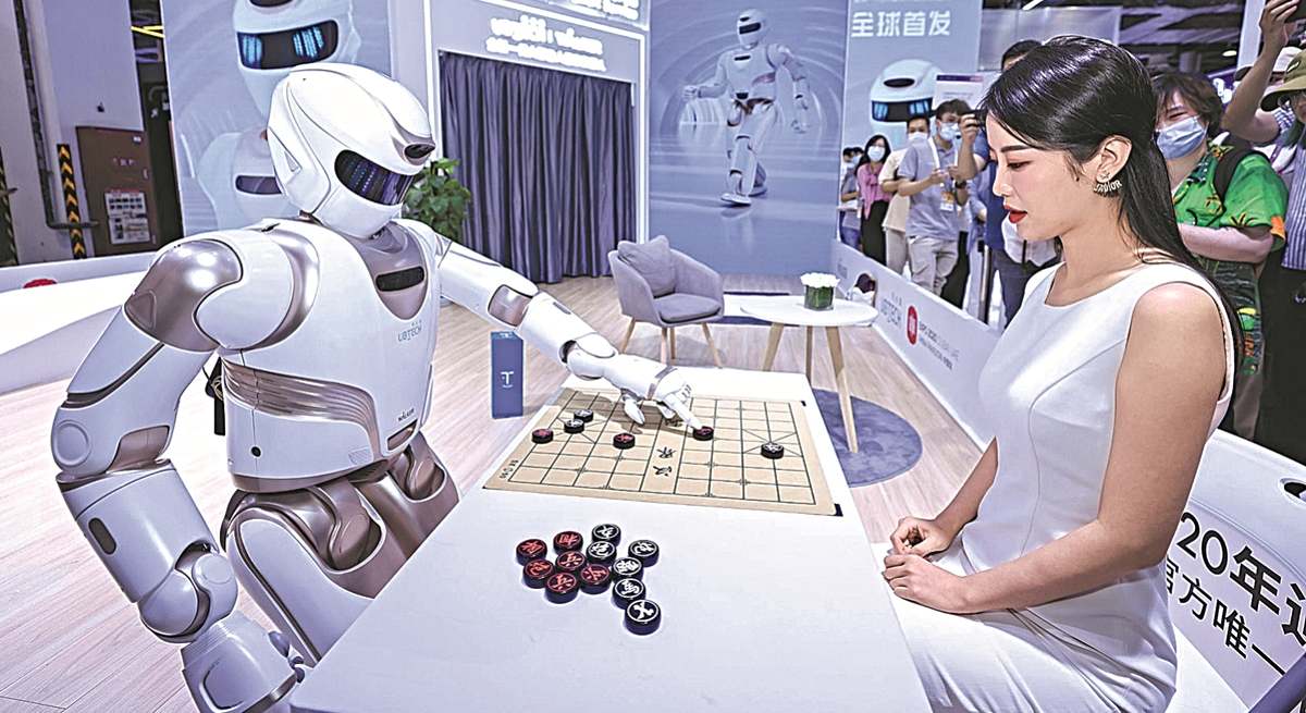 Un robot y una mujer ante un juego de mesa