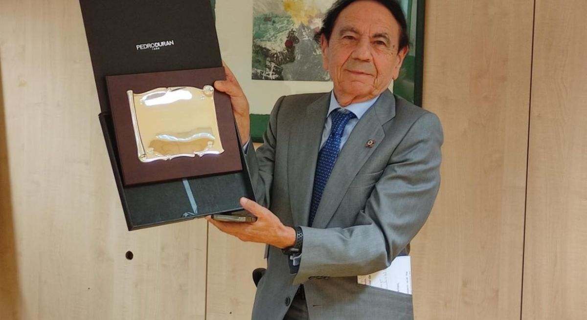 Jesús Núñez Velázquez recibe un reconocimiento de educación por su labor en la comunidad de Madrid