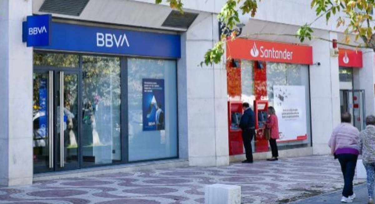 Sucursales bancarias de BBVA y Santander / EP