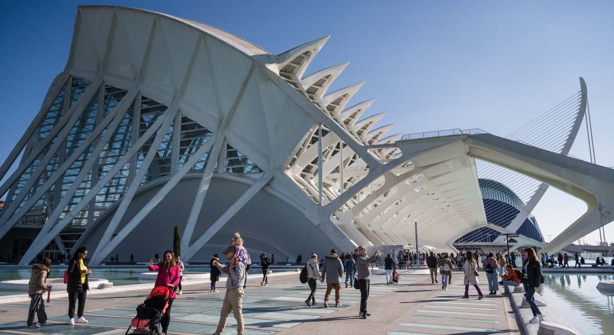 Turistas en la Ciudad de las Artes.