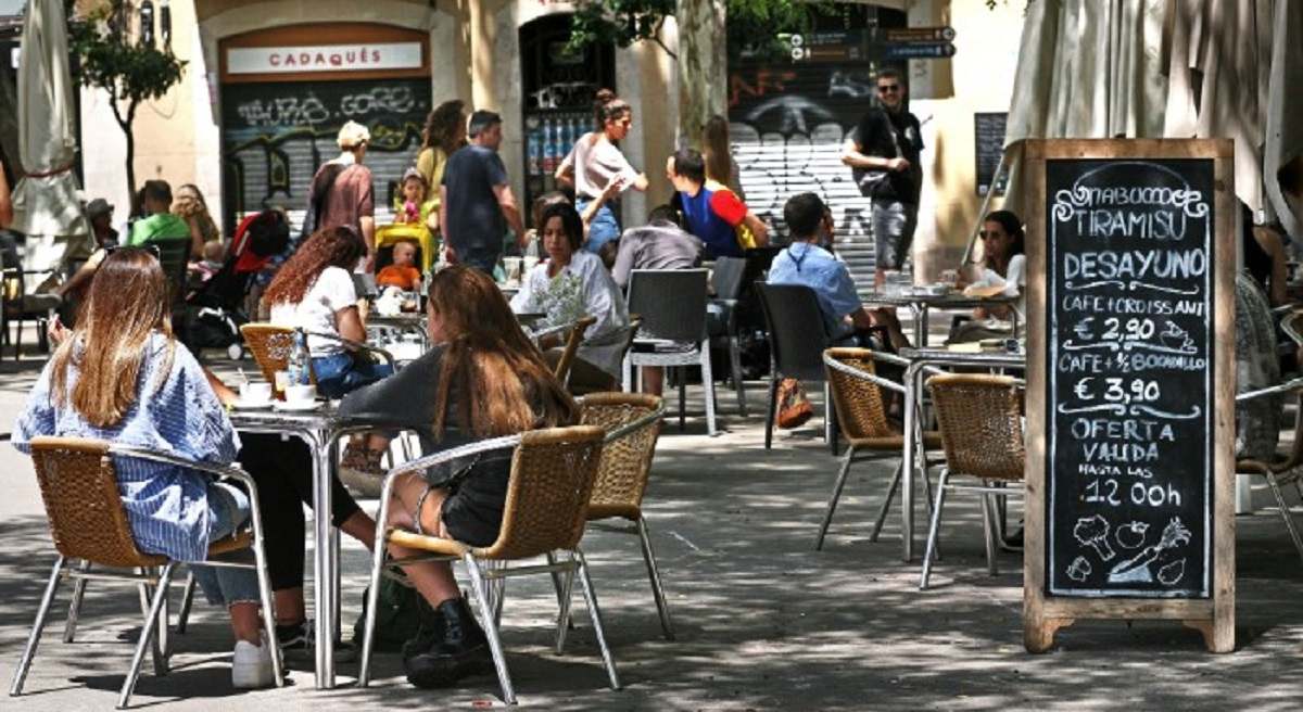 TerrazaLlenaBcn.jpg