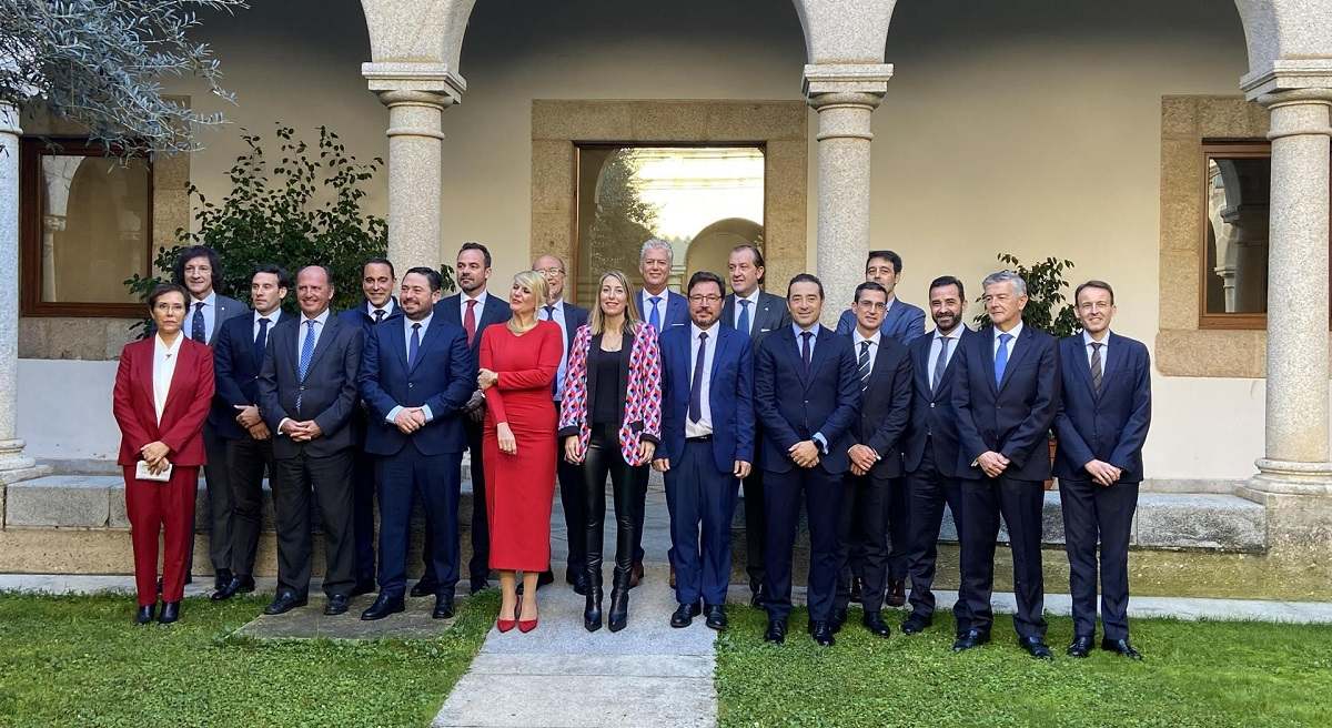 La Presidenta de Extremadura, María Guardiola, con los representantes de las entidades bancarias