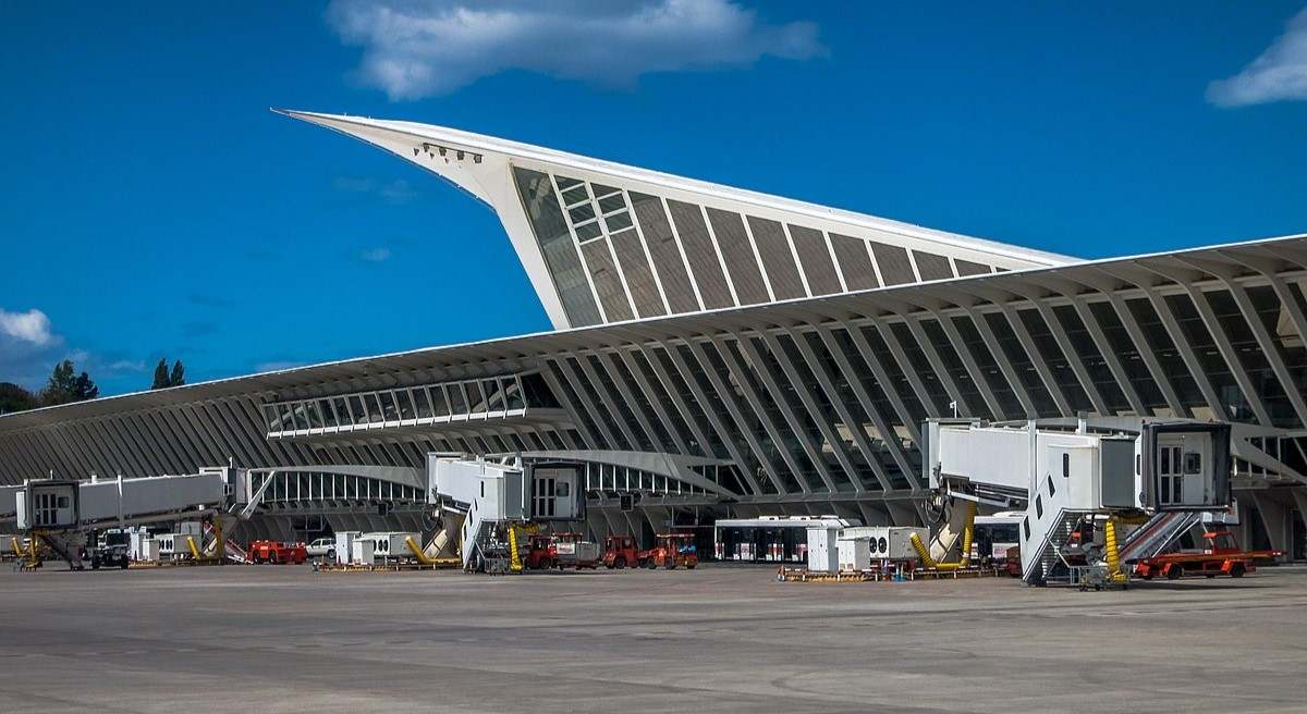 1200px-Aeropuerto_Bilbao_Loiu_01.jpg