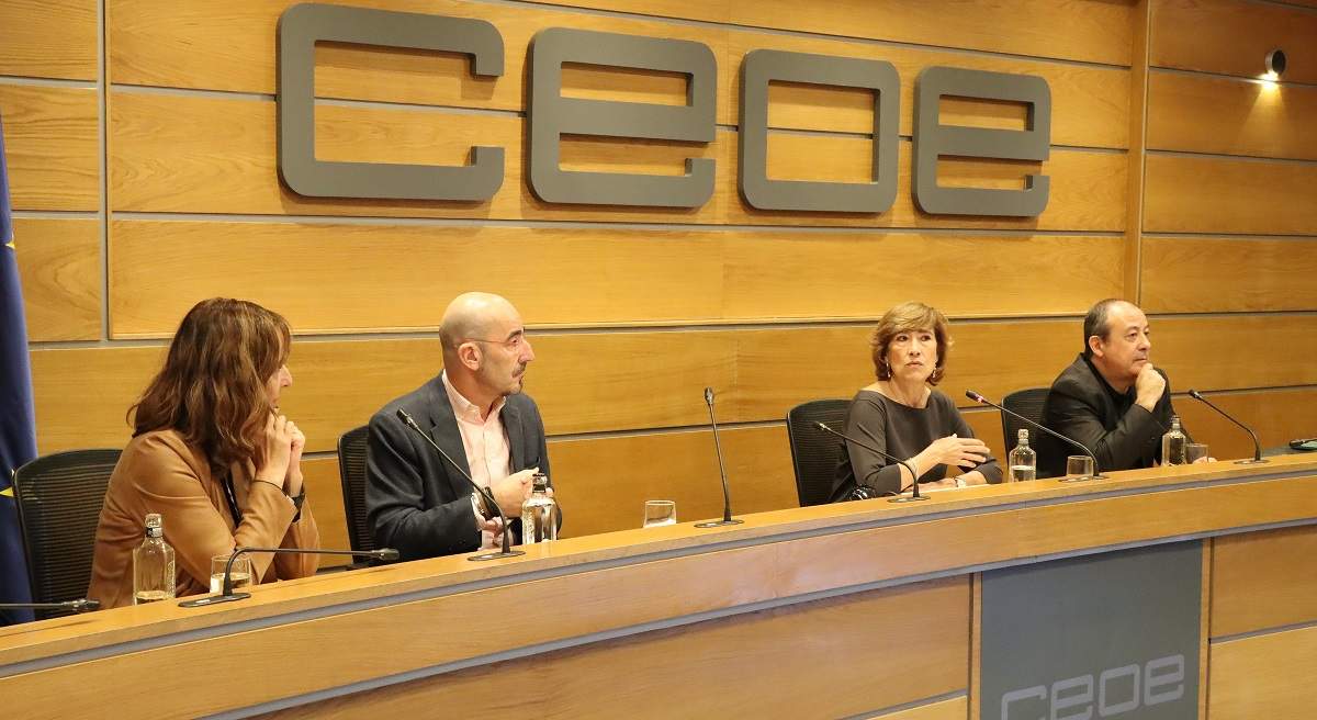 Jornada-CEOE-Perez-Llorca_Planes-de-pensiones_2-Olimpia-del-aguila-Fernando-Lujan-Yolanda-Valdeolivas-Carlos-Bravo.jpg
