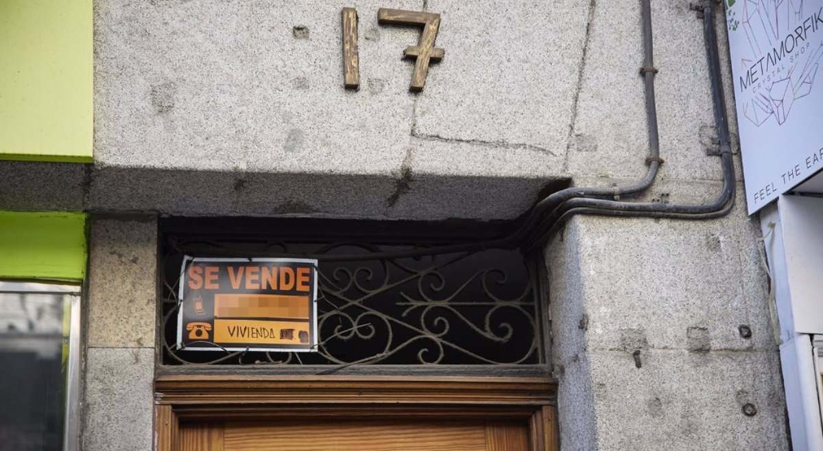 Cartel de "se vende" en un portal / EP