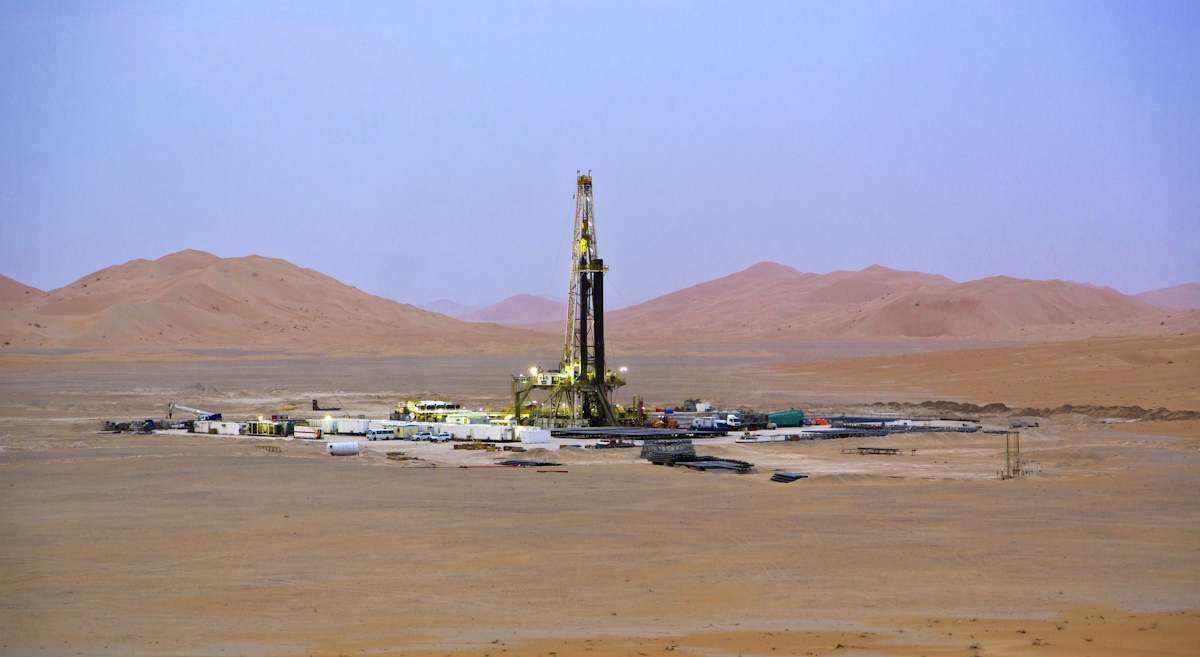 petróleo torre crudo desierto materias primas