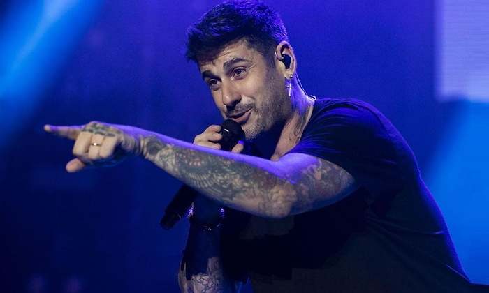 Duras críticas contra Melendi por lo que hace con la bandera española en  pleno concierto