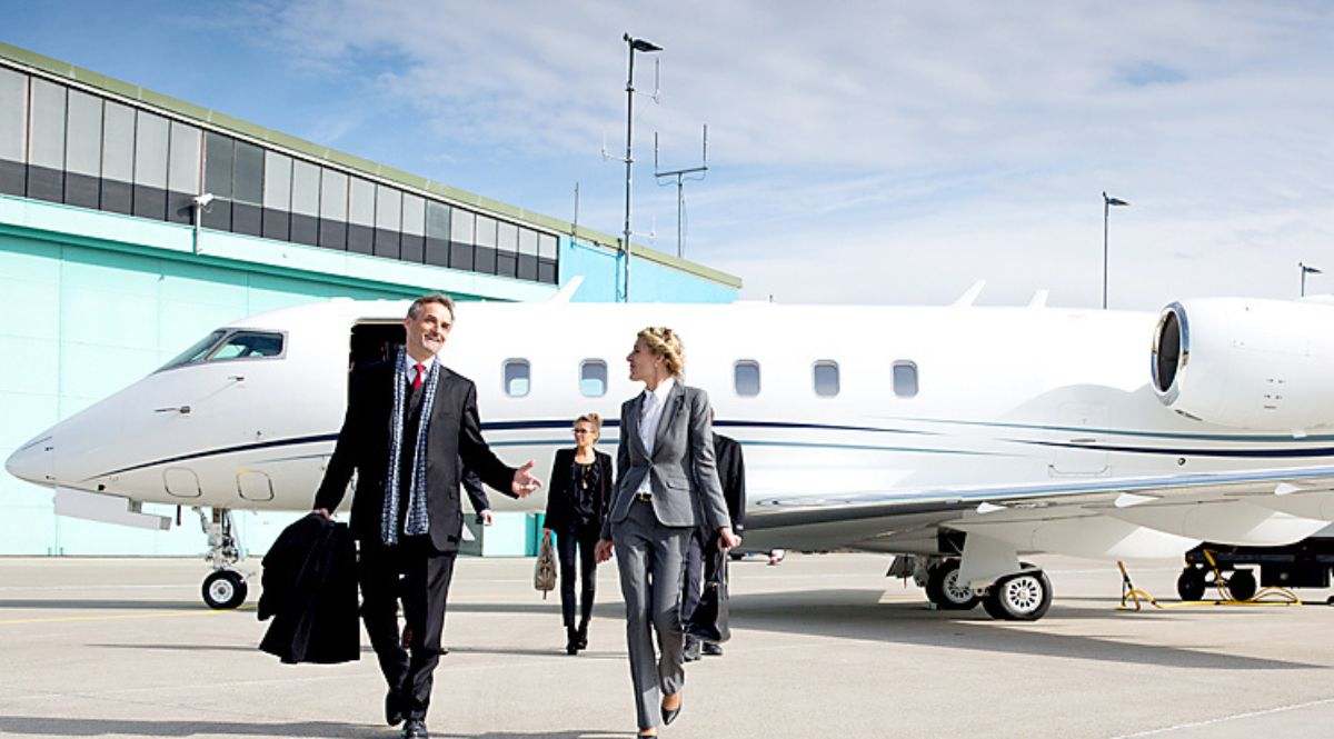 ejecutivos_saliendo_avion.jpg
