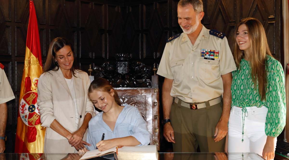 leonor-firma-academia1200.jpg