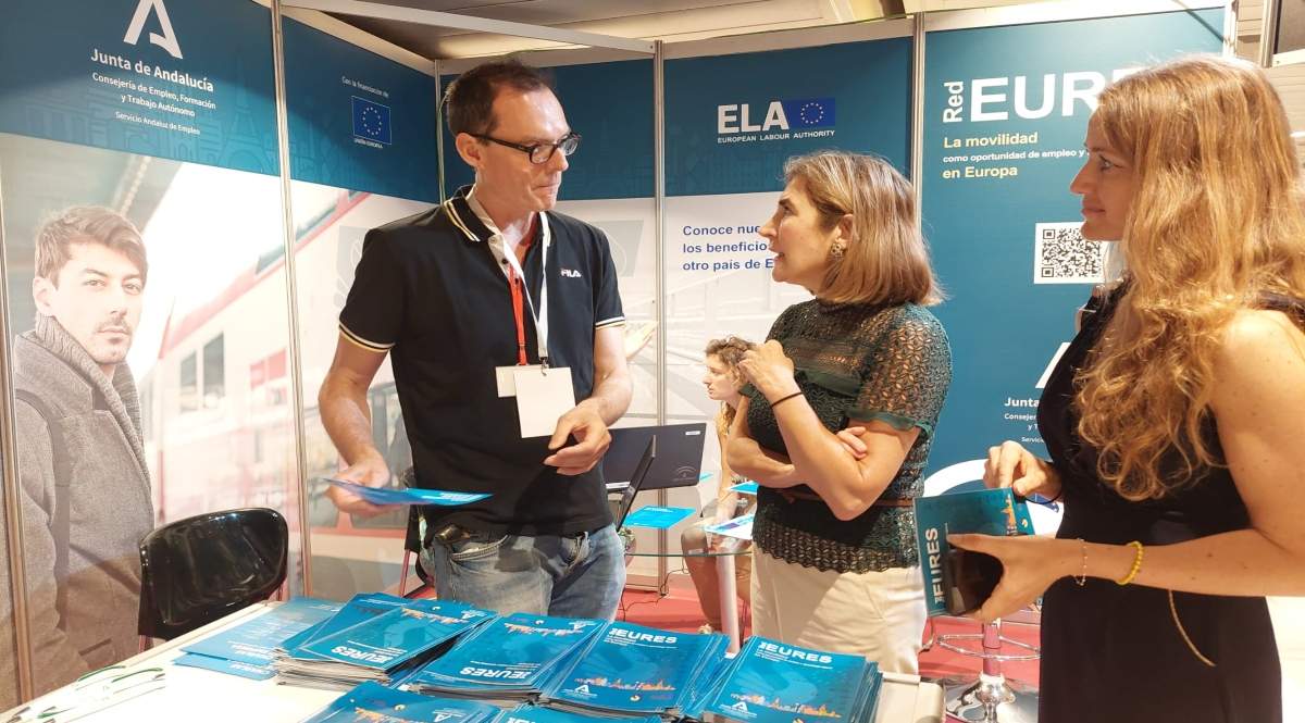 consejera-visitando-stand.jpg
