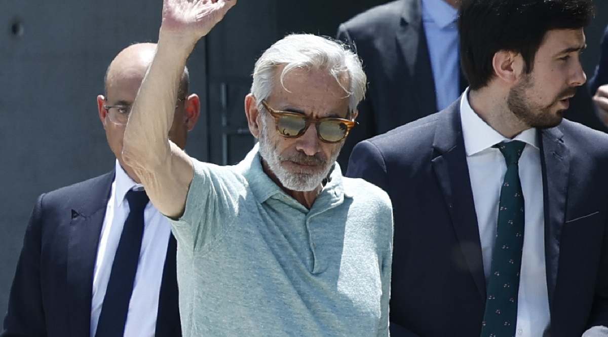 imanol-arias-saluda
