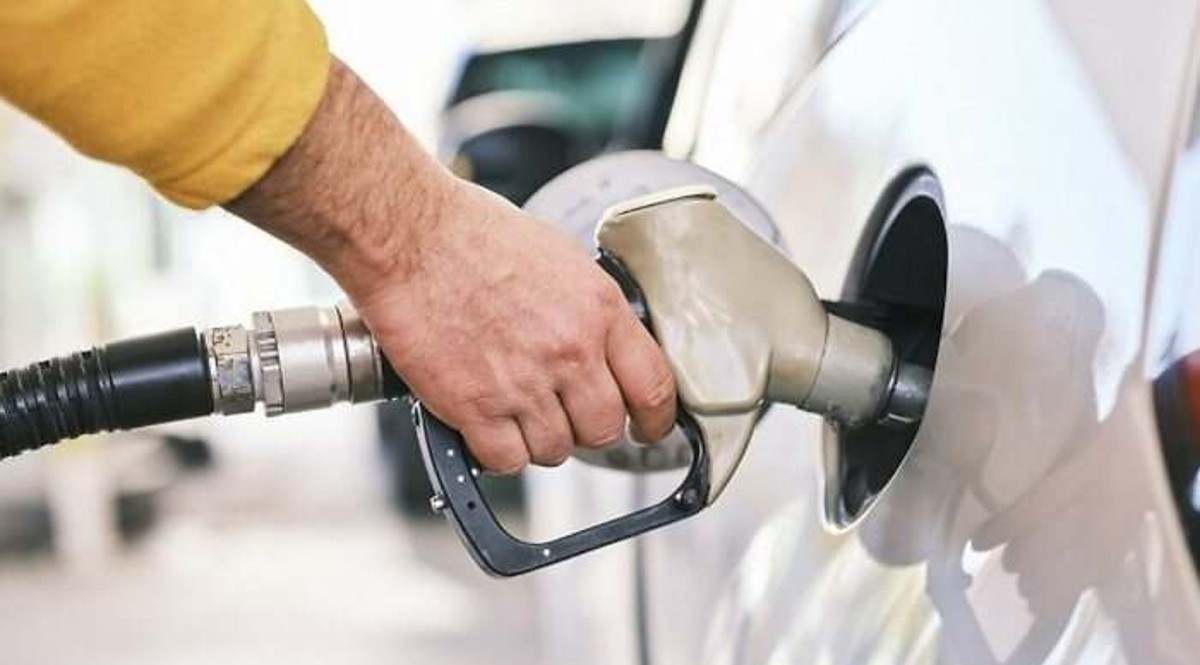 gasolinera-manguera-mano.