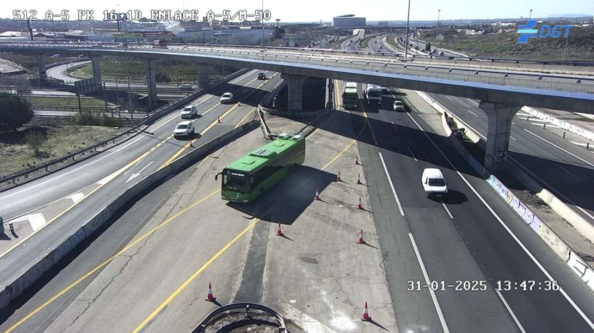 Un autobús circulando por la nueva ubicación del carril bus en la A-5. Foto: DGT.