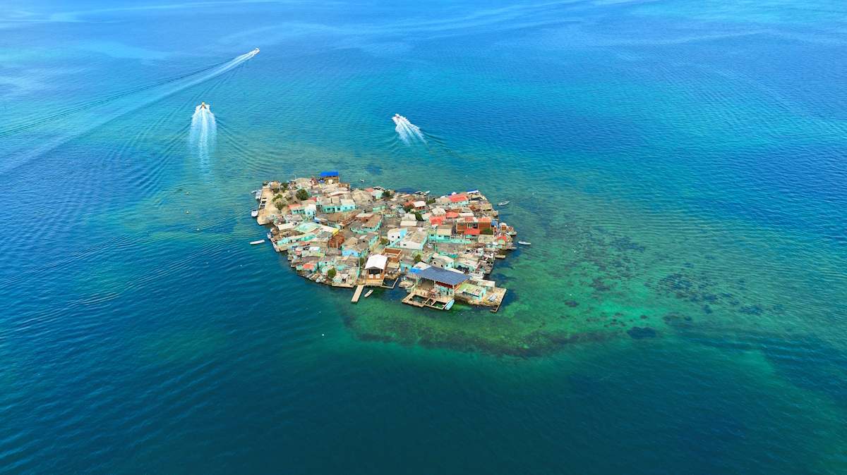 islote Santa Cruz economía pesca turismo coral