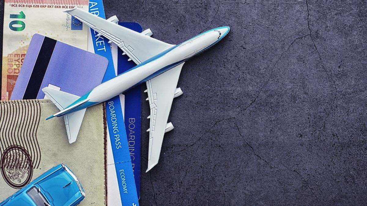 montaje de avión y billetes