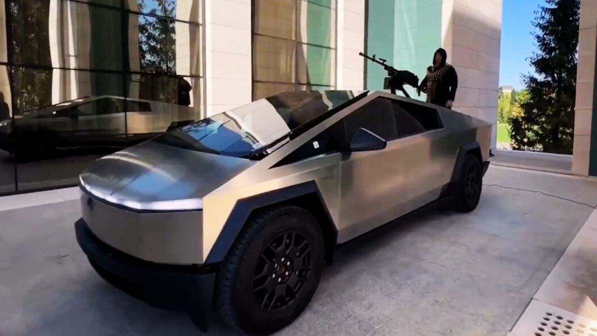 El 'carnicero' de Putin instala una ametralladora en su Cybertruck y Elon Musk le bloquea el coche a distancia: "¿Cómo puedes hacerme esto, Elon?"