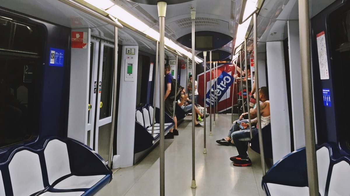 Interior de un vagón de Metro Madrid. / Foto: iStock