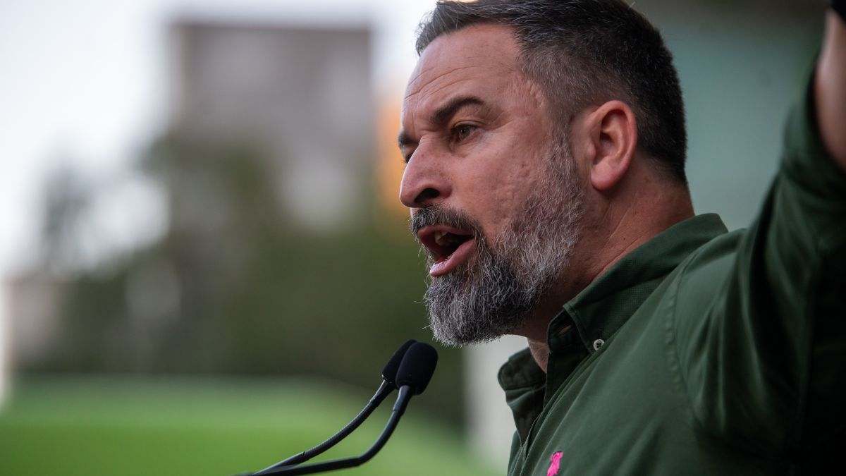 Abascal acusa a Sánchez de empobrecer a los españoles y le recomienda irse "al rincón de pensar otros cinco días"