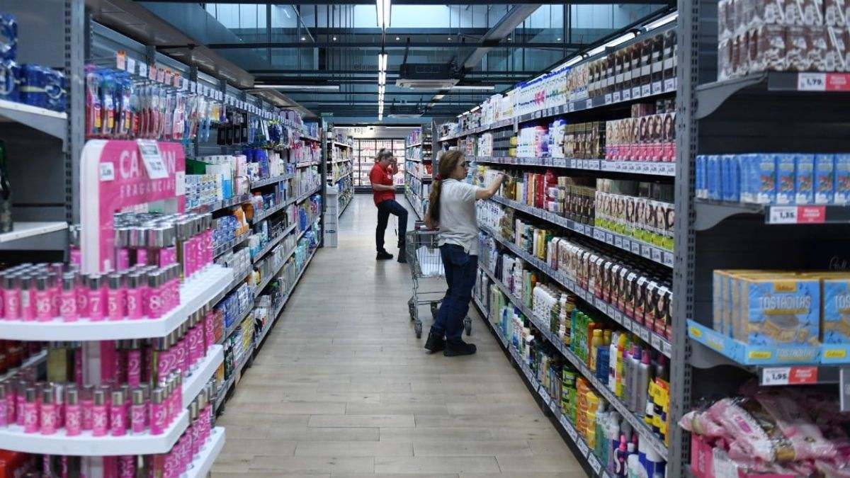 Dos personas trabajan en un supermercado español