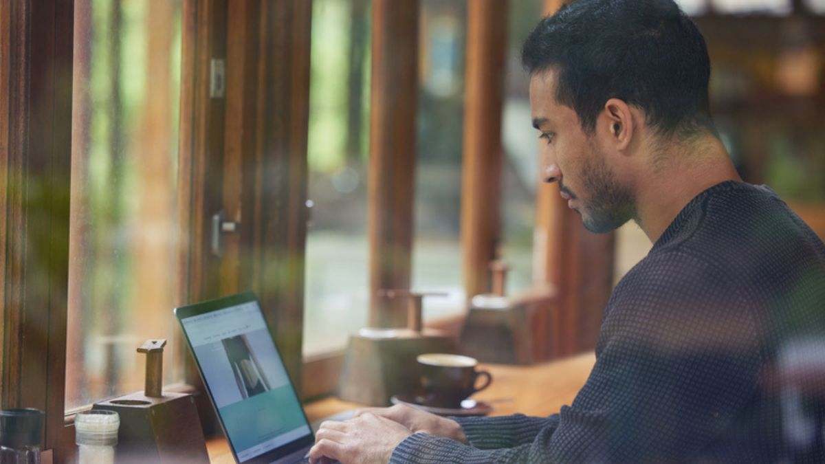 ¿Teletrabajas en un café o bar? La okupación de los que no van a la oficina y las medidas que amparan a la hostelería para frenar esta tendencia