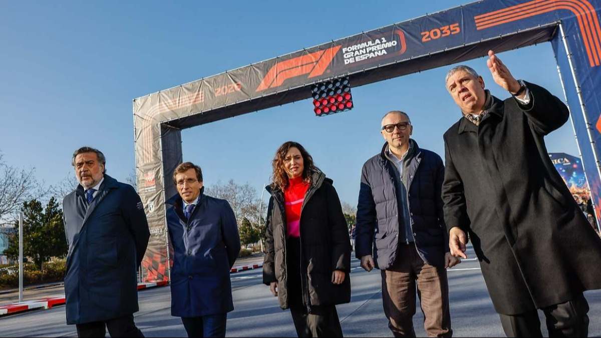Ángel Asensio, presidente de la Cámara de Comercio; José Luis Martínez-Almeida, alcalde de Madrid; Isabel Díaz Ayuso, presidenta de la Comunidad de Madrid; Stefano Domenicali, CEO de F1 y José Vicente de los Mozos, presidente de Ifema. / Ayto de Madrid