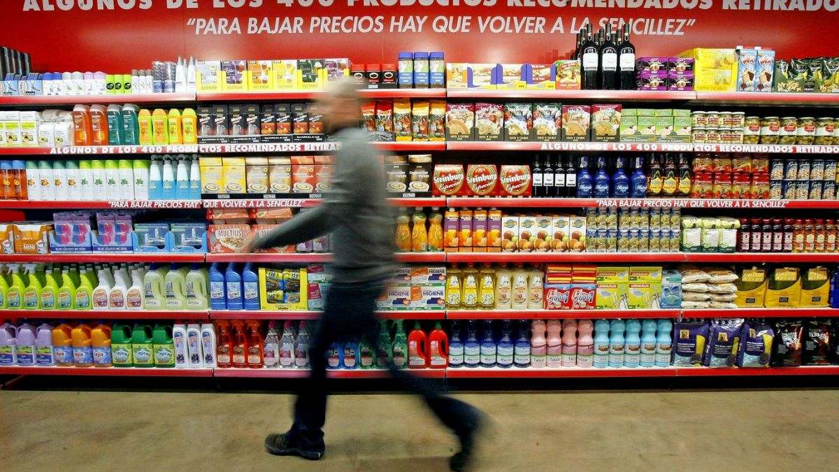 Una persona realiza la compra semanal en un supermercado español