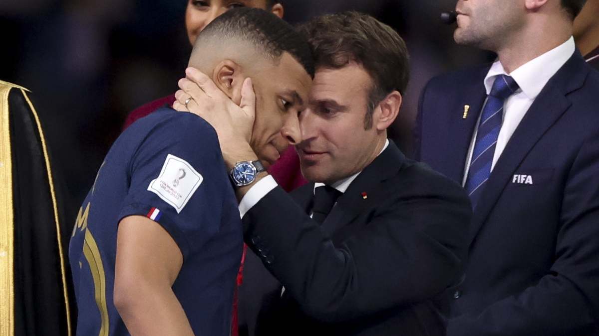Kylian Mbappé, junto a Emmanuel Macron.