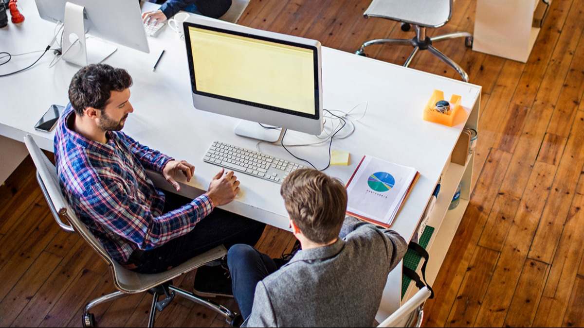 Dos jóvenes trabajando con el ordenador