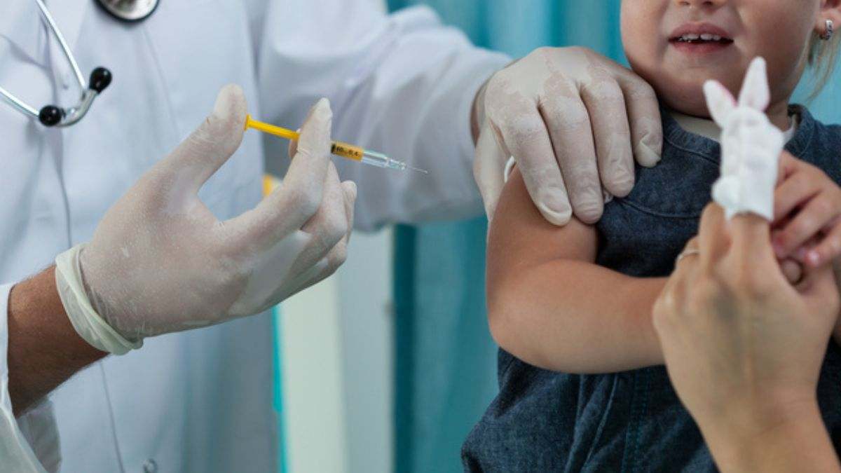 Los pediatras aconsejan adelantar la segunda vacuna del sarampión a los dos años
