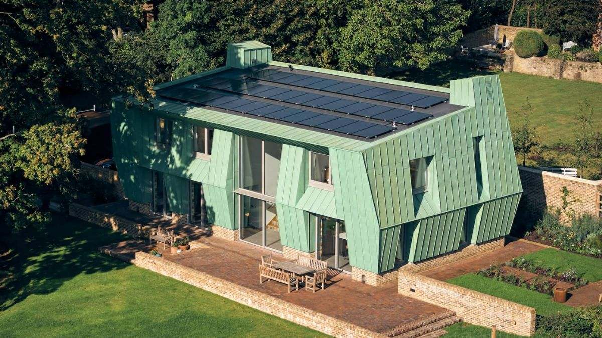Así es la nueva casa revestida de cobre y con placas solares: una "central eléctrica" habitable que logra un superávit energético