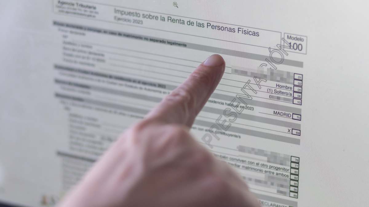Imagen de recurso de un usuario señalando con el dedo la declaración de la Renta.