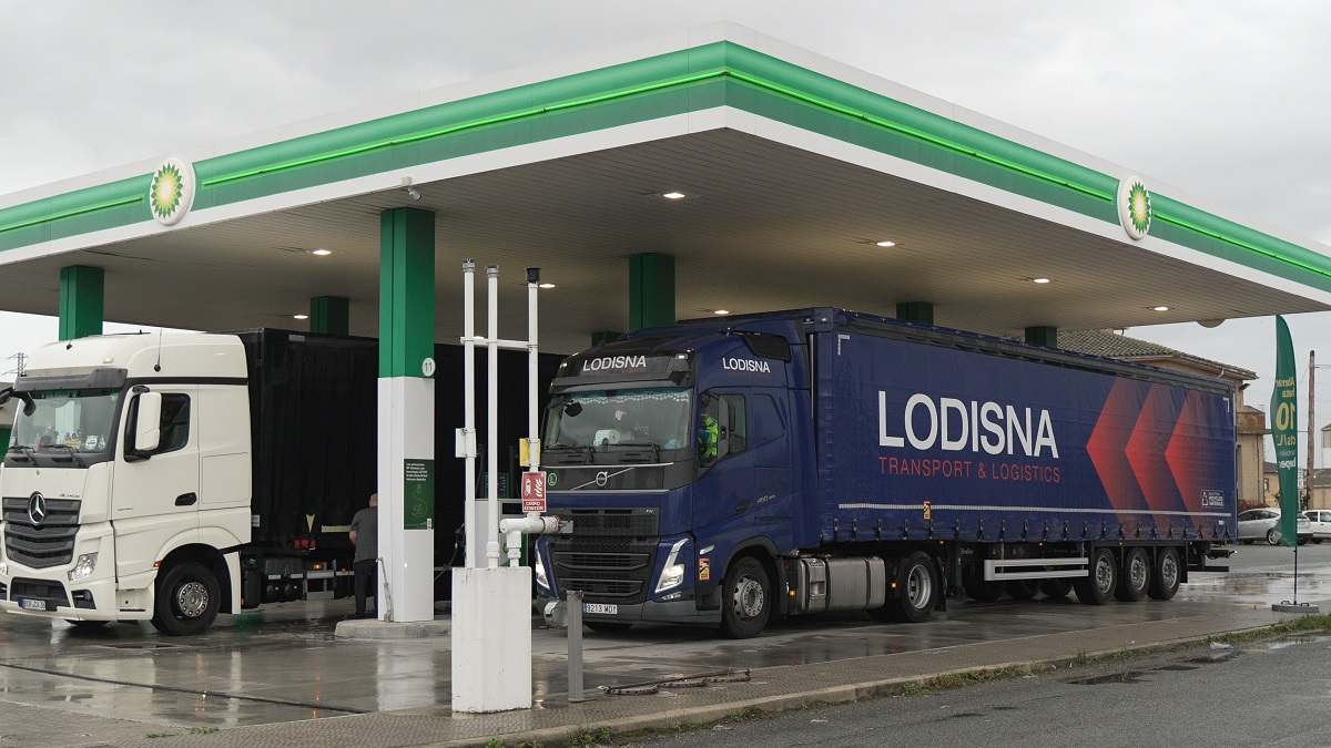 Un camión de Lodisna en una estación de BP