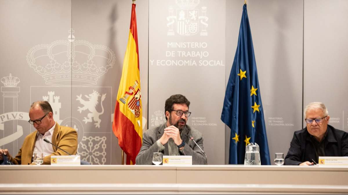 Los representantes de Trabajo, con el secretario de Estado de Empleo, Joaquín Pérez Rey, en el centro, durante la reunión de este lunes con los agentes sociales. EP