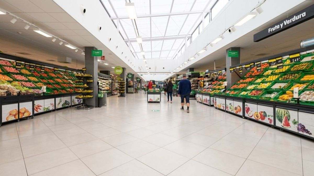 Varias personas compran en un supermercado español