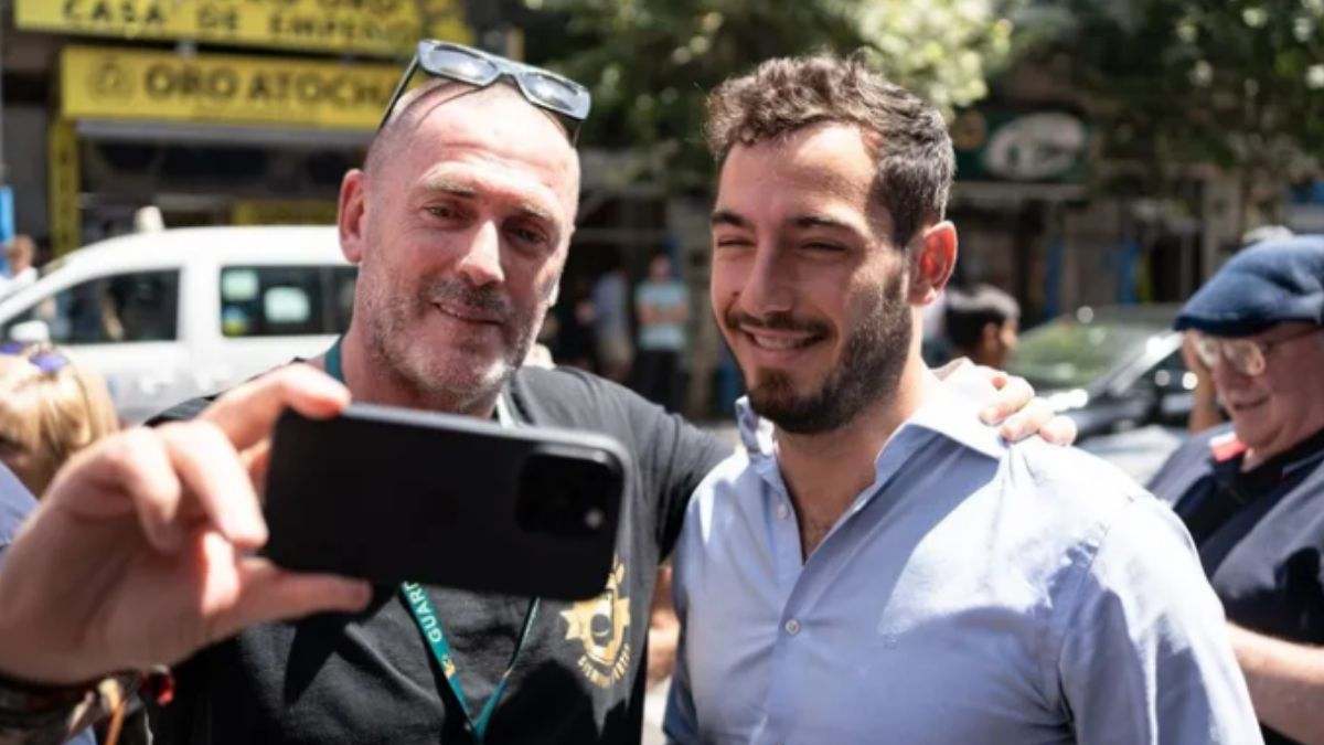 El mismo bufete de abogados de la macroquerella contra Amadeo Llados financió la lona de Desokupa contra Pedro Sánchez