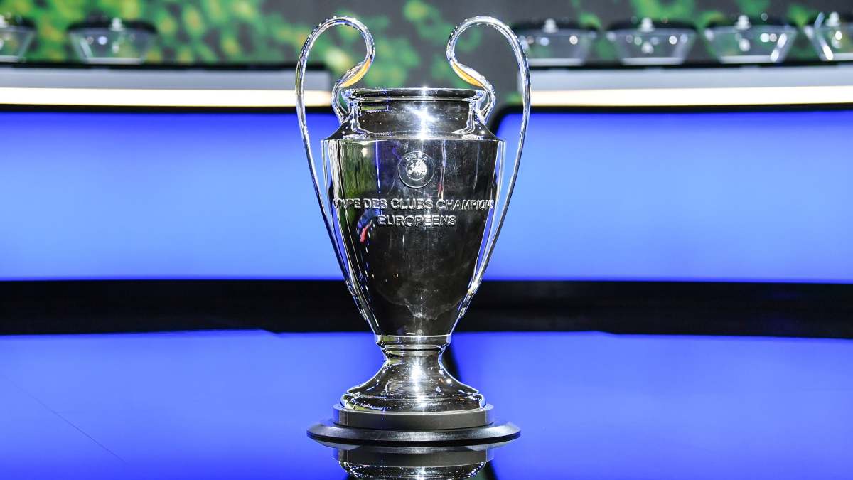 Foto del trofeo de la Champions en un sorteo.