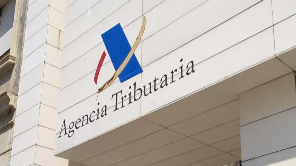 Logo de la Agencia Tributaria en un edificio